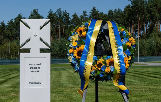 Військове кладовище під Києвом має козацькі хрести й однакові намогильні споруди - архітектор, фото 1