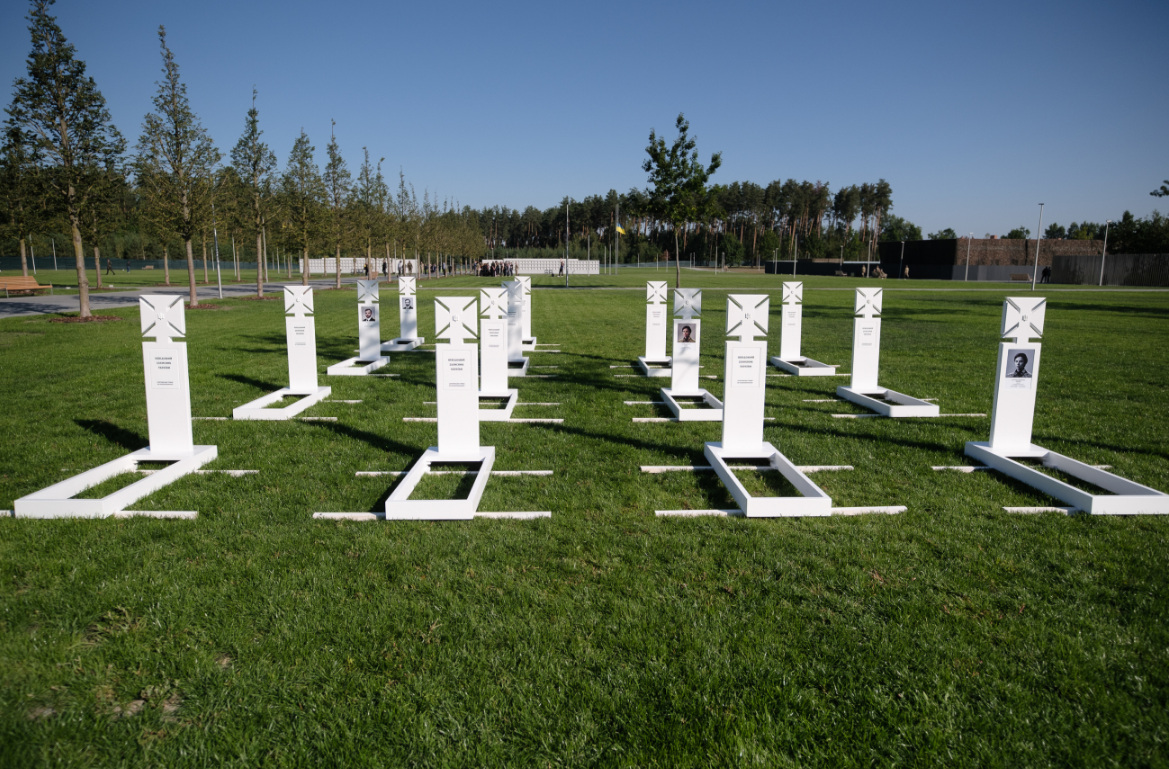 Військове кладовище під Києвом має козацькі хрести й однакові намогильні споруди - архітектор, фото 3