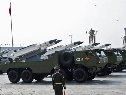 Військовий парад у Пекіні - Яке новітнє озброєння показав лідер Китаю - фото - відео Військовий парад у Пекіні - Яке новітнє озброєння показав лідер Китаю - фото - відео 44