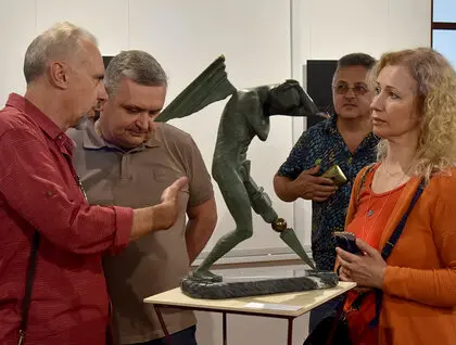 Виставка «Адаптація» у Софії Київській поєднала бронзові скульптури та цифрові образи - фото 7