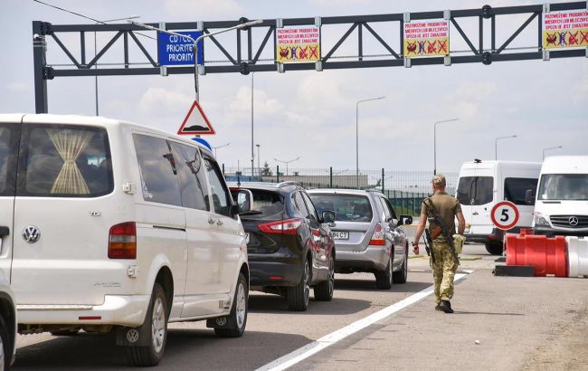 Виїзд за кордон чоловіків до 22 років став темою для фейків РФ - що відомо 1