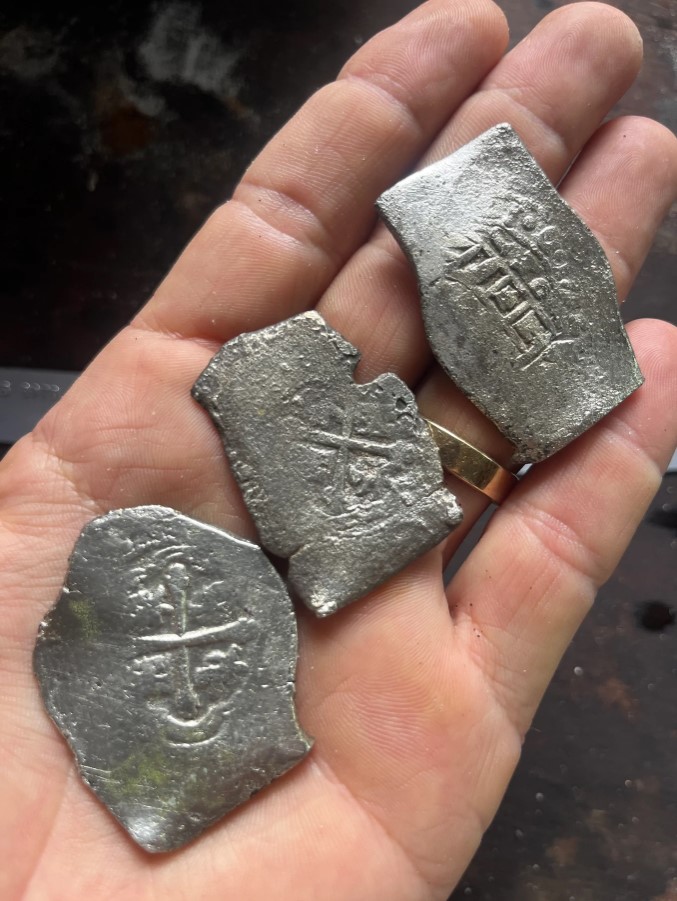 Дайвери підняли понад тисячу монет із Флоту скарбів 1715 року біля Флориди - вартість знахідки оцінюють у мільйон доларів - новини світу 3