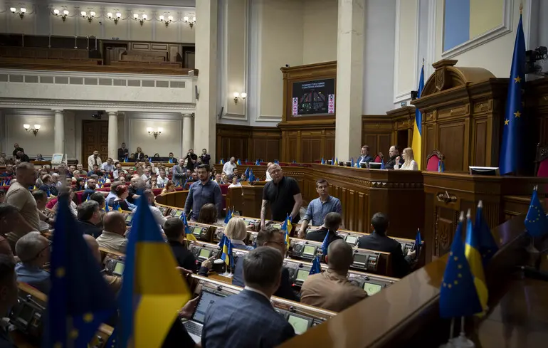 Діра в бюджеті - депутати знову збільшили видатки на цей рік 1