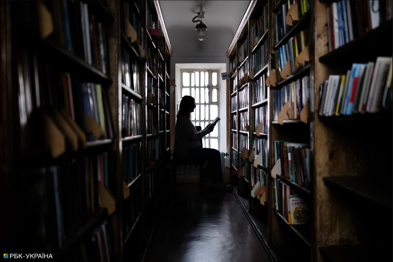 Книги російською мовою у бібліотеках України йдуть на списання й переробку після вилучення Книги російською мовою у бібліотеках України йдуть на списання й переробку після вилучення 2