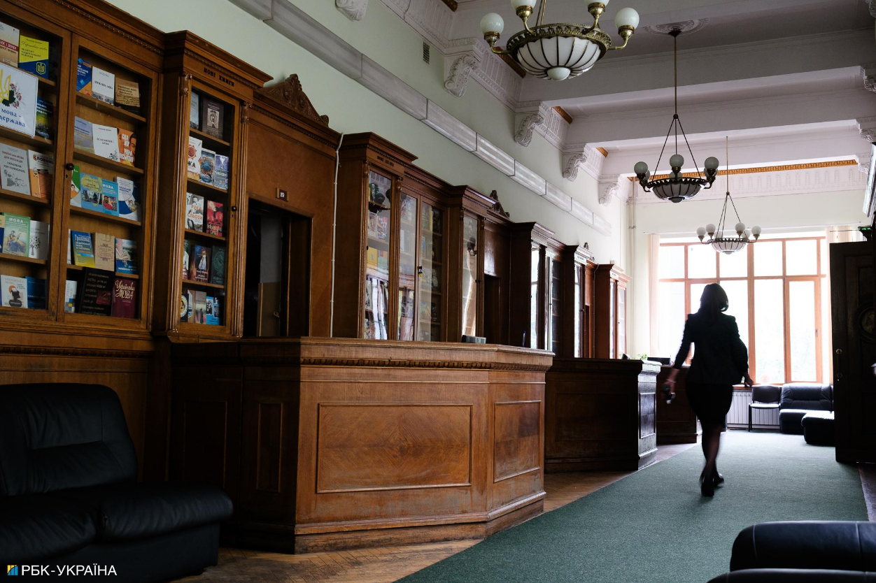Книги російською мовою у бібліотеках України йдуть на списання й переробку після вилучення Книги російською мовою у бібліотеках України йдуть на списання й переробку після вилучення 3