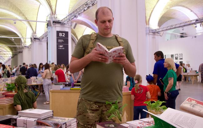 Книжкові проекти в Україні реалізують для цивільних та військових - які ініціативи існують Книжкові проекти в Україні реалізують для цивільних та військових - які ініціативи існують 1