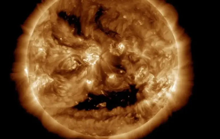 Магнітна буря 28-29 жовтня 2025 - NASA показало моторошне обличчя на Сонці - фото Магнітна буря 28-29 жовтня 2025 - NASA показало моторошне обличчя на Сонці - фото 1