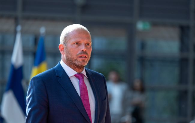 Медведєв погрожує ядеркою, а міністр оборони Бельгії відповідає піснею Медведєв погрожує ядеркою, а міністр оборони Бельгії відповідає піснею 1