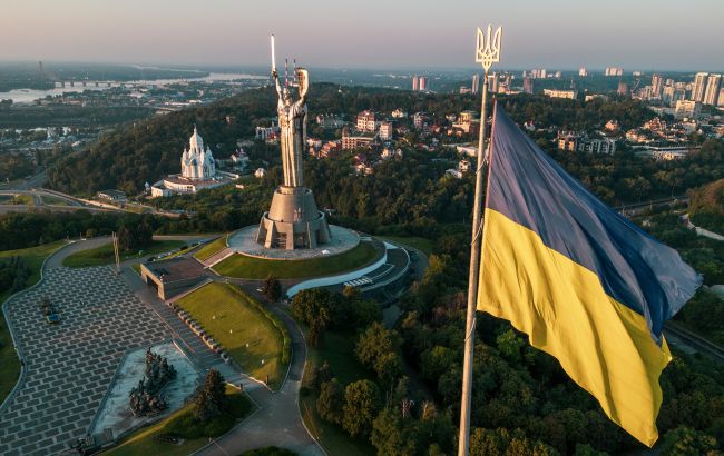 Найбільший прапор України в Києві приспустили 30 жовтня через пориви вітру - прогноз погоди, КМДА Найбільший прапор України в Києві приспустили 30 жовтня через пориви вітру - прогноз погоди, КМДА 3