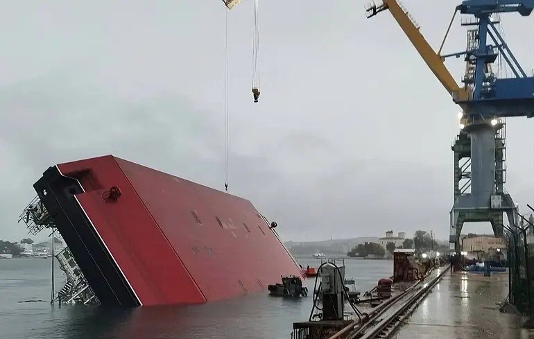 Плавкран перекинувся в Севастополі - як це сталося - є загиблі Плавкран перекинувся в Севастополі - як це сталося - є загиблі 3
