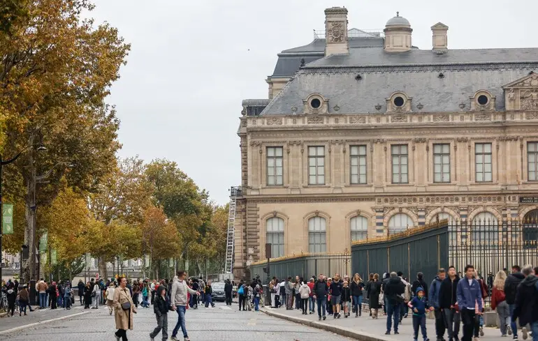 Пограбування Лувру - у Франції затримали п'ятьох нових підозрюваних Пограбування Лувру - у Франції затримали п'ятьох нових підозрюваних 1