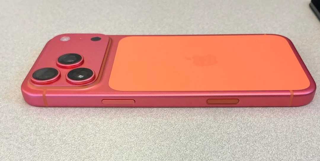 Помаранчевий iPhone 17 змінює колір на рожевий - фото, що робити 6