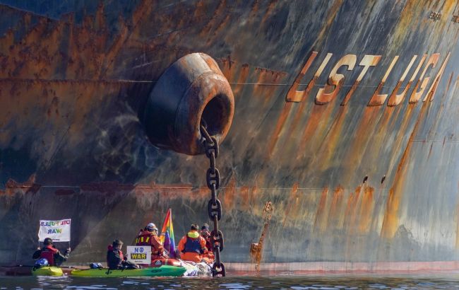 Танкер з нафтою РФ розвернувся дорогою до Індії Танкер з нафтою РФ розвернувся дорогою до Індії 1