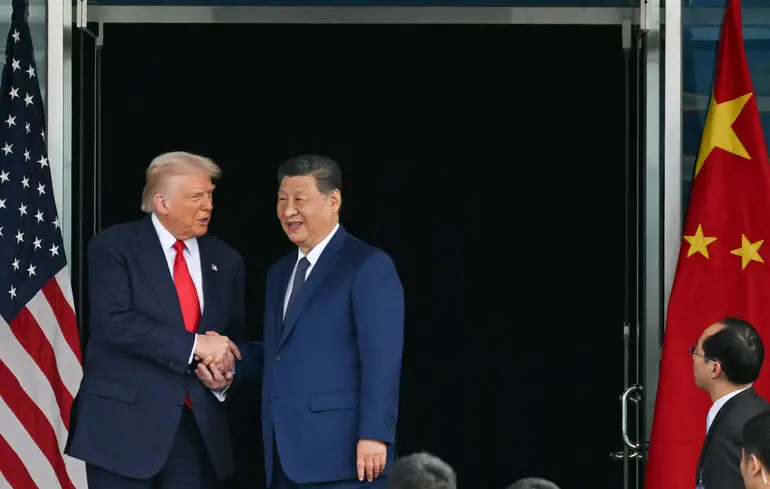 Трамп і Сі Цзіньпін провели зустріч у Пусані -– чому вона була на авіабазі Трамп і Сі Цзіньпін провели зустріч у Пусані -– чому вона була на авіабазі 1