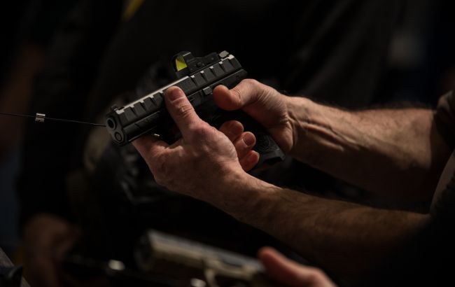 У Києві чоловік стріляв по перехожих та поранив двох людей - зловмисника затримала поліція У Києві чоловік стріляв по перехожих та поранив двох людей - зловмисника затримала поліція 1