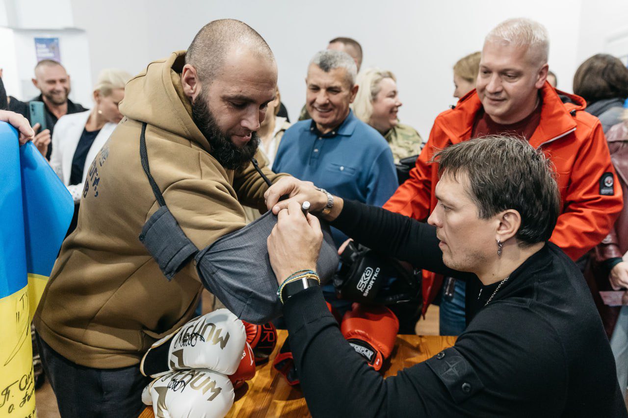 Усик відвідав реабілітаційний центр МВС, відео Усик відвідав реабілітаційний центр МВС, відео 6