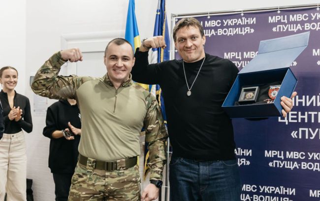 Усик відвідав реабілітаційний центр МВС, відео Усик відвідав реабілітаційний центр МВС, відео 5