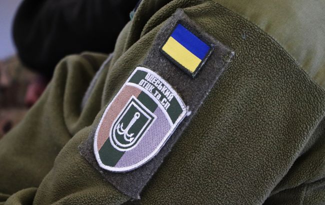 В Одесі на працівників ТЦК напали вантажники біля ринку 7-й кілометр - побили й перевернули авто В Одесі на працівників ТЦК напали вантажники біля ринку 7-й кілометр - побили й перевернули авто 1