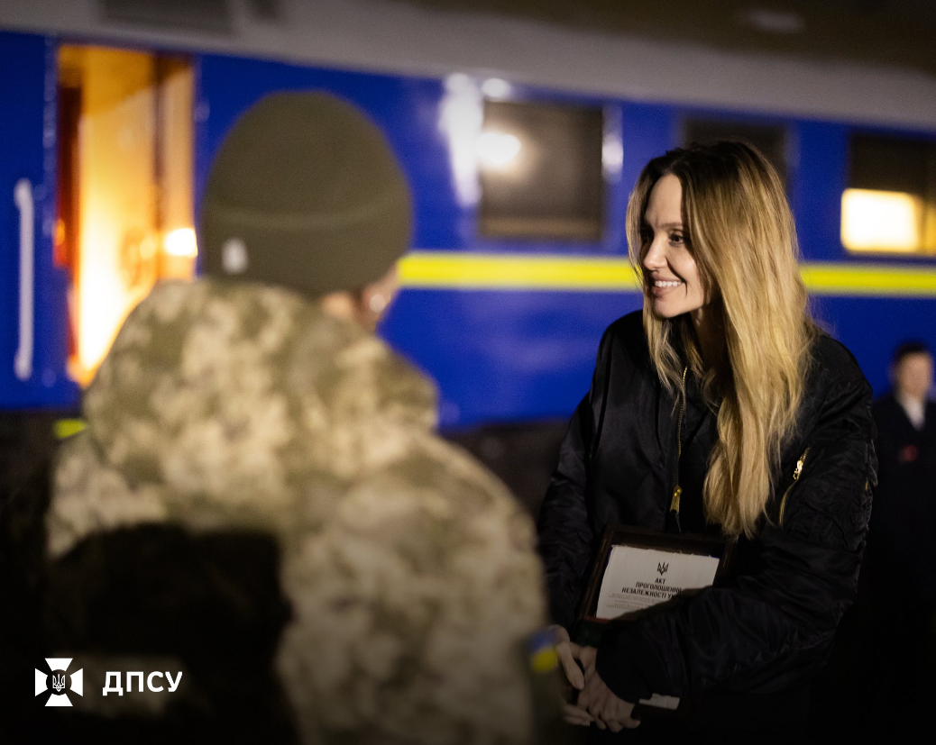 Анджеліна Джолі отримала подяку й подарунки від ДПСУ за підтримку України - фото Анджеліна Джолі отримала подяку й подарунки від ДПСУ за підтримку України - фото 8