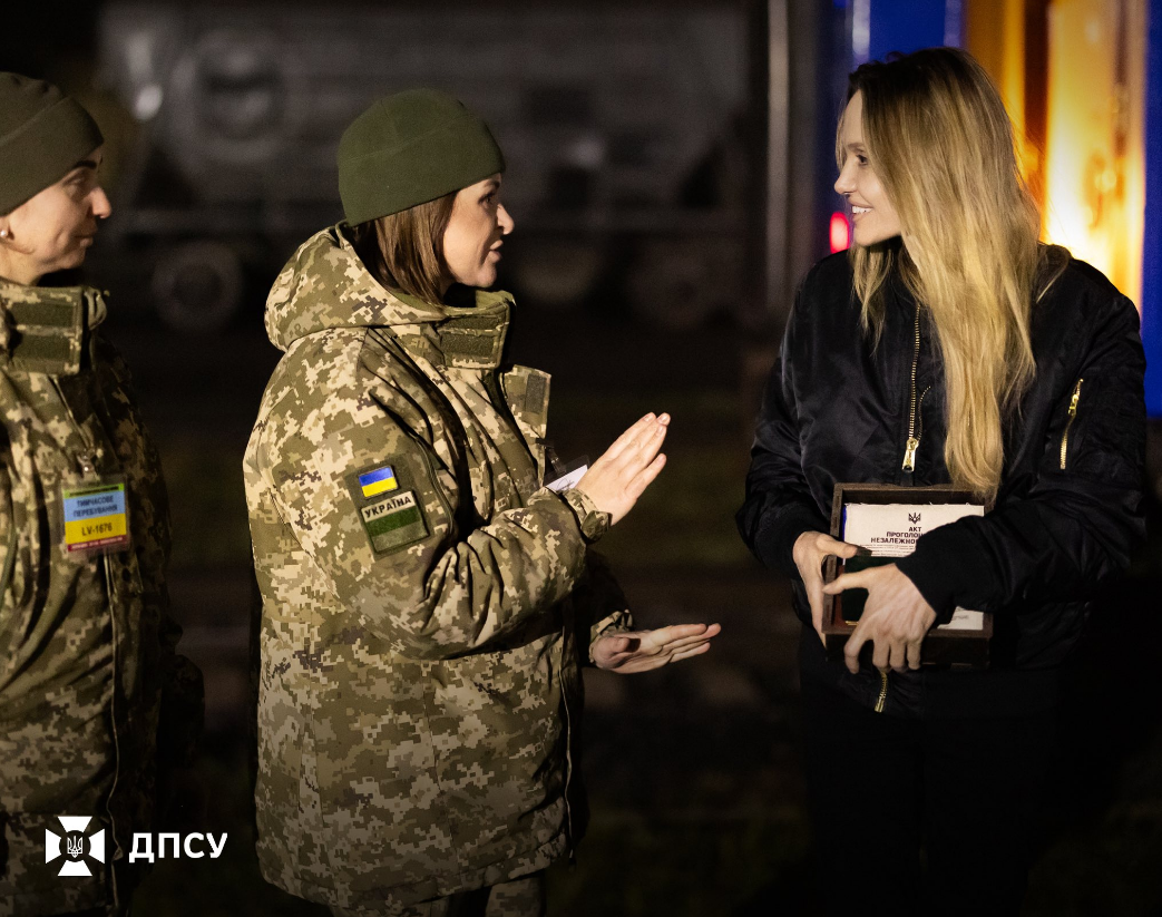 Анджеліна Джолі отримала подяку й подарунки від ДПСУ за підтримку України - фото Анджеліна Джолі отримала подяку й подарунки від ДПСУ за підтримку України - фото 6