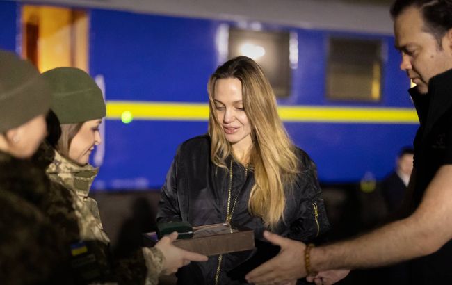 Анджеліна Джолі отримала подяку й подарунки від ДПСУ за підтримку України - фото Анджеліна Джолі отримала подяку й подарунки від ДПСУ за підтримку України - фото 5