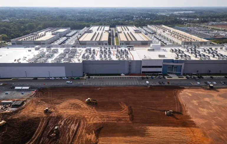 Депортації з США - влада шукає гігантські склади для утримання майбутніх депортованих Депортації з США - влада шукає гігантські склади для утримання майбутніх депортованих 1