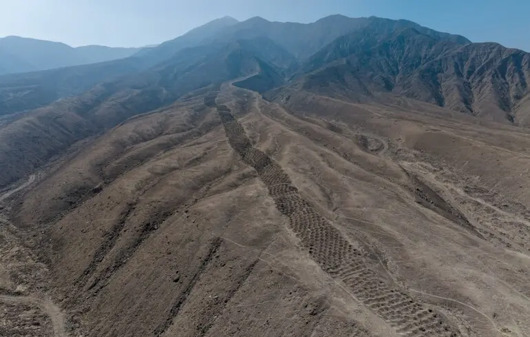 Хто і навіщо створив 5000 ямок в Андах Перу - вчені змогли розкрити таємницю - фото, відео Хто і навіщо створив 5000 ямок в Андах Перу - вчені змогли розкрити таємницю - фото, відео 1