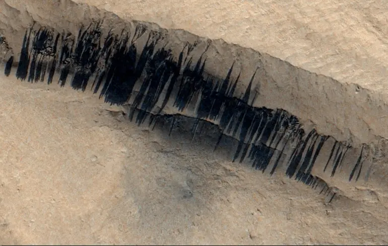 Як з'являються смуги на схилах Марса - вчені розкрили таємницю появи загадкових утворень 1