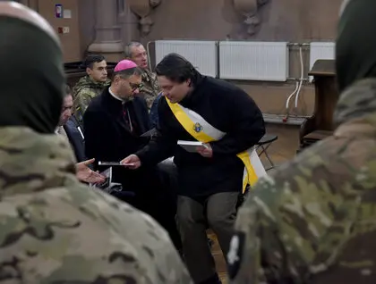 Картина «Молитва» з українським воїном буде передана до Ватикану - фото 31