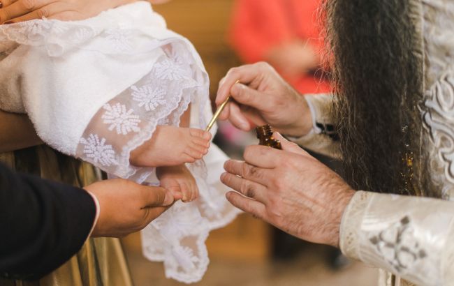 Коли треба хрестити дитину після народження пояснила ПЦУ - хрещення немовлят в Україні 1