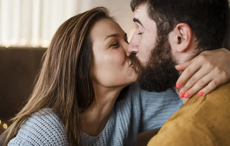 Коли з'явилися поцілунки - вчені розповіли, хто почав цілуватися ще 21 мільйон років тому 1