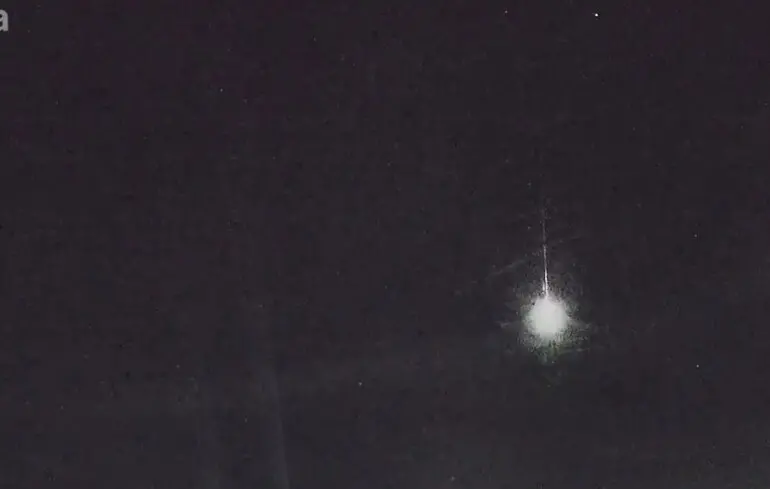 Комета вибухнула в небі над Португалією - вчені показали, як це було - фото, відео 1