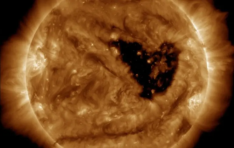 Магнітні бурі листопад 2025 - на Сонці з'явилася гігантська діра, вона викличе магнітну бурю 6-7 листопада 1