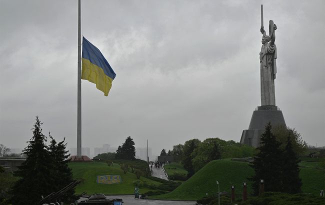 Найбільший прапор України в Києві приспустили 18 листопада через негоду - прогноз погоди, КМДА 1