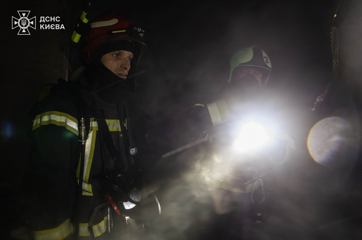Пожежа у квартирі в центрі Києва сьогодні могла бути через вибух зарядної станції - ДСНС, фото Пожежа у квартирі в центрі Києва сьогодні могла бути через вибух зарядної станції - ДСНС, фото 5