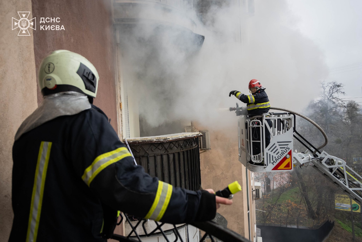Пожежа у квартирі в центрі Києва сьогодні могла бути через вибух зарядної станції - ДСНС, фото Пожежа у квартирі в центрі Києва сьогодні могла бути через вибух зарядної станції - ДСНС, фото 3