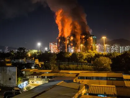 Пожежа в Гонконгу - вогонь охопив кілька багатоповерхівок - фото 2