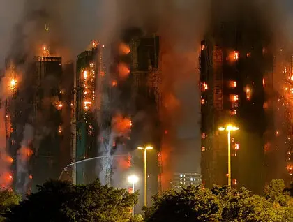 Пожежа в Гонконгу - вогонь охопив кілька багатоповерхівок - фото 1
