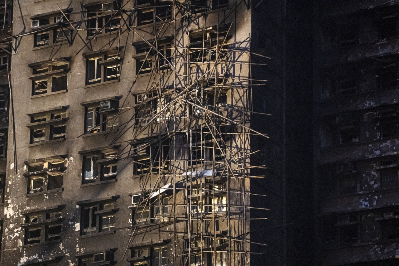 Пожежа в Гонконзі - пожежа у хмарочосі спричинила десятки смертей - фото 5