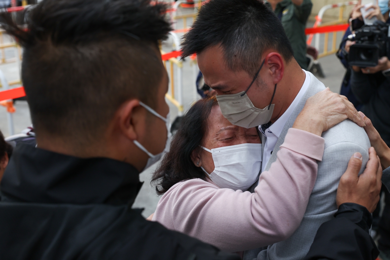 Пожежа в Гонконзі - пожежа у хмарочосі спричинила десятки смертей - фото 7