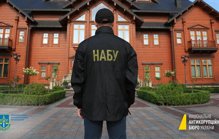 Прокурори Генпрокуратури прийшли з обшуками до співробітника НАБУ Прокурори Генпрокуратури прийшли з обшуками до співробітника НАБУ 1