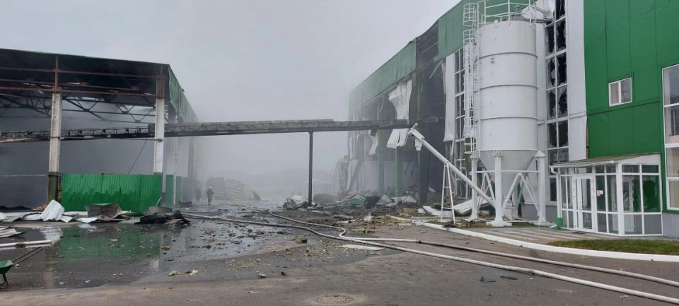 РФ вдарила по ТЕЦ на Чернігівщині, яка працювала на біомасі РФ вдарила по ТЕЦ на Чернігівщині, яка працювала на біомасі 2