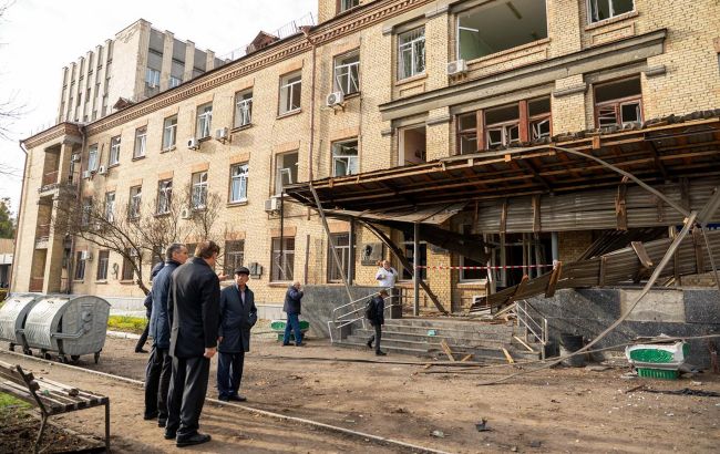 Російська атака на Київ пошкодила Інститут отоларингології та медцентр, фото 2