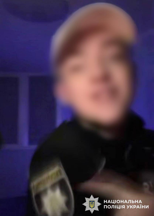 Російські пісні з ненормативною лексикою співав хлопець у формі поліції в Києві - який штраф Російські пісні з ненормативною лексикою співав хлопець у формі поліції в Києві - який штраф 2