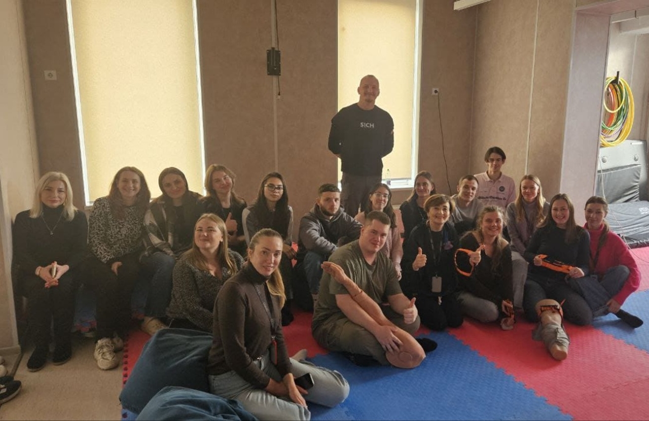 СІЧ-Україна проводить тренінги із зупинки кровотеч для вичтелів СІЧ-Україна проводить тренінги із зупинки кровотеч для вичтелів 6