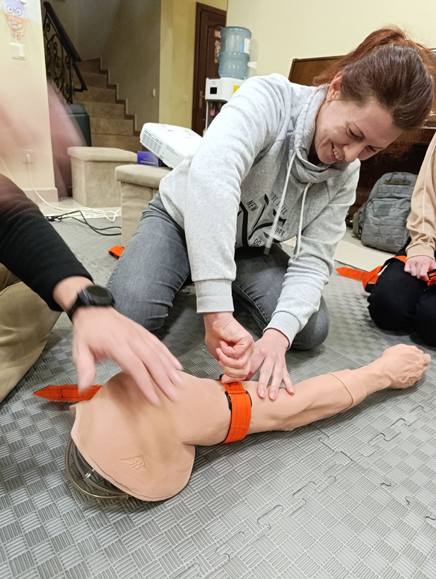 СІЧ-Україна проводить тренінги із зупинки кровотеч для вичтелів СІЧ-Україна проводить тренінги із зупинки кровотеч для вичтелів 5