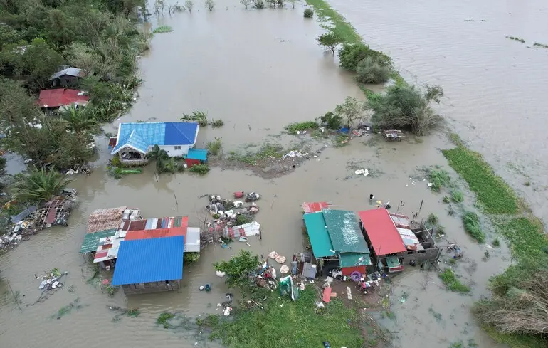 Стихійні лиха на Філіппінах, у Бразилії та в Японії – руйнування і евакуації Стихійні лиха на Філіппінах, у Бразилії та в Японії – руйнування і евакуації 1