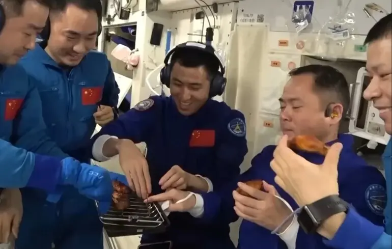 У китайський корабель врізалося космічне сміття - астронавти залишилися на станції Тяньгун У китайський корабель врізалося космічне сміття - астронавти залишилися на станції Тяньгун 1