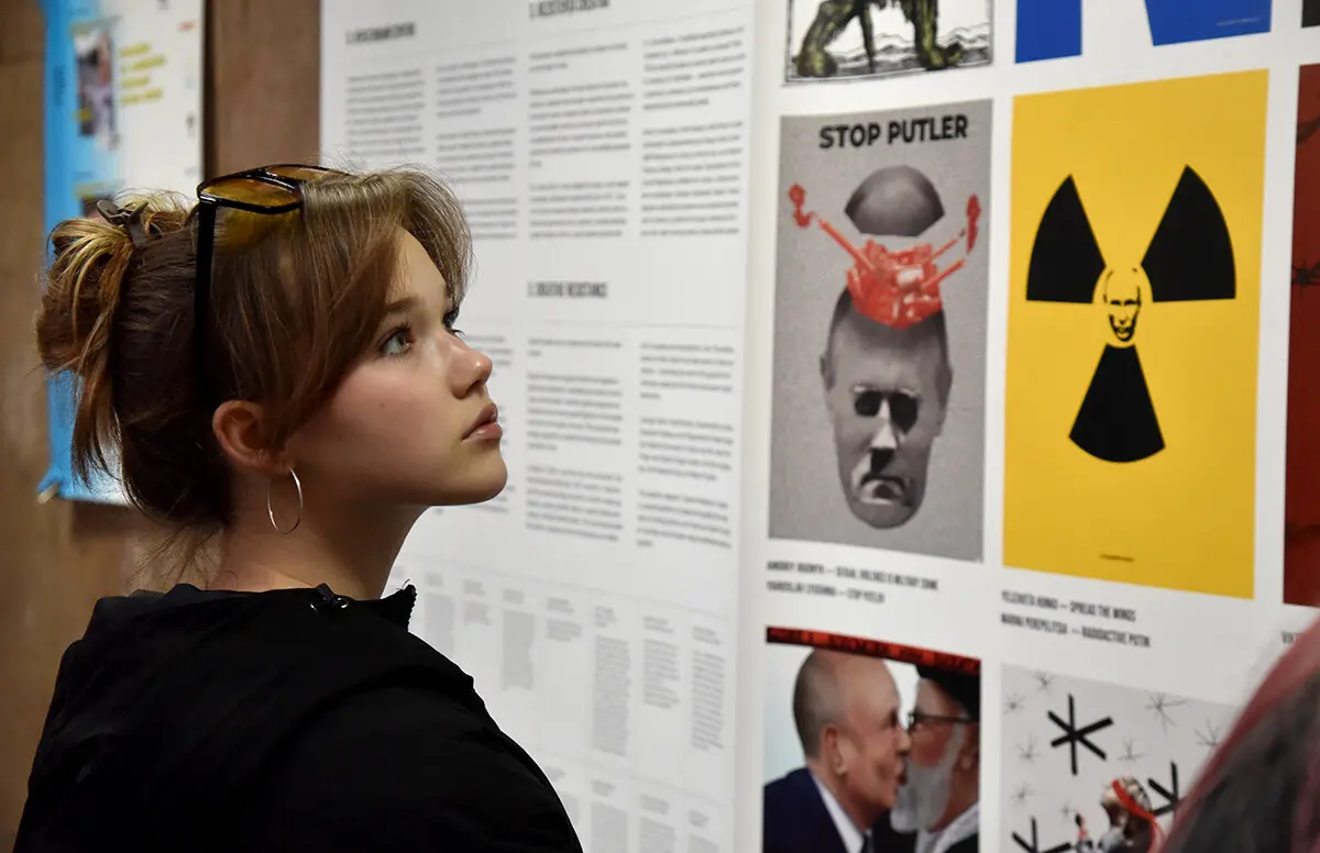 У Києві відкрилась виставка студентських плакатів, які стали інструментом культурної дипломатії 8