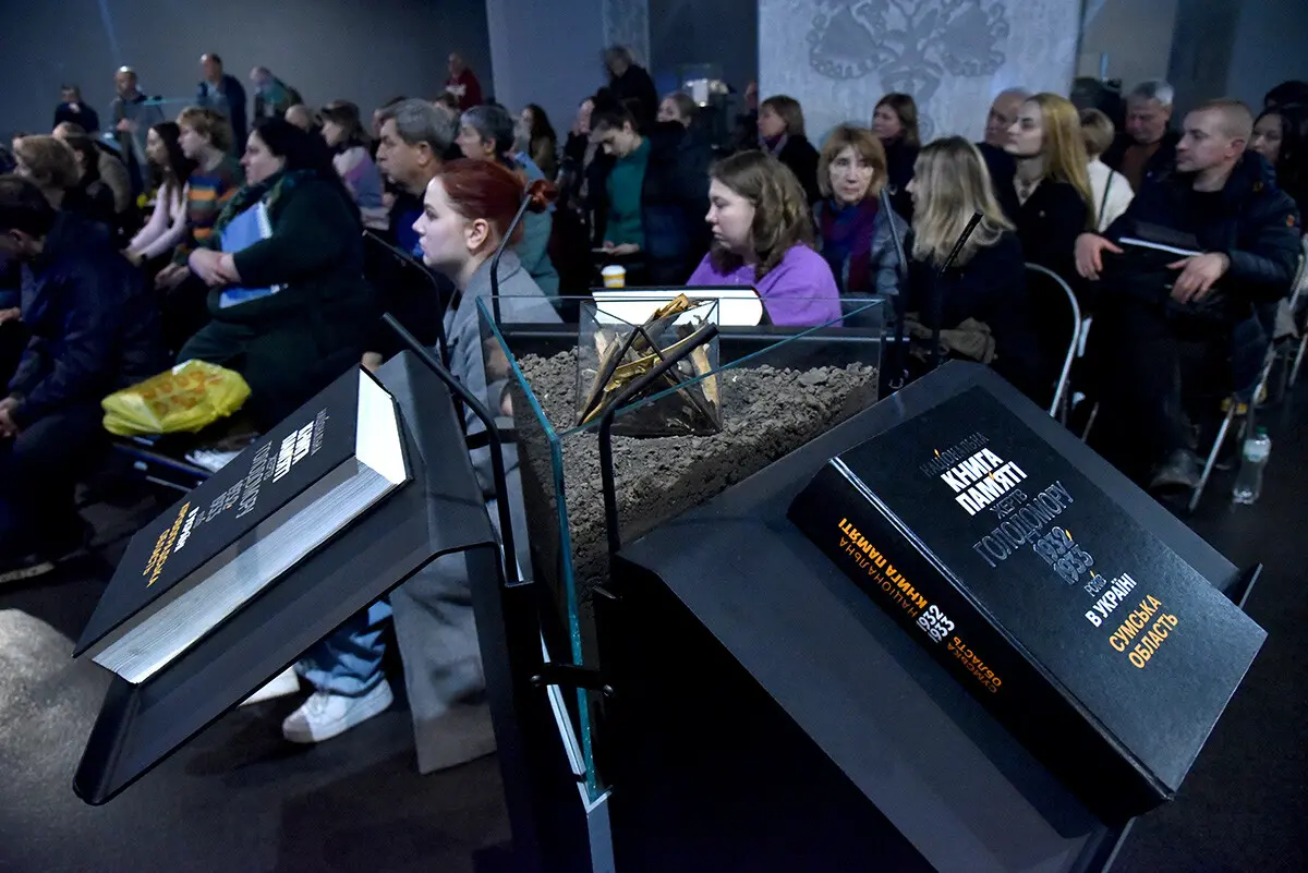 У Музеї Голодомору після реставрації презентували першу у світі картину про геноцид Рік 1933 40